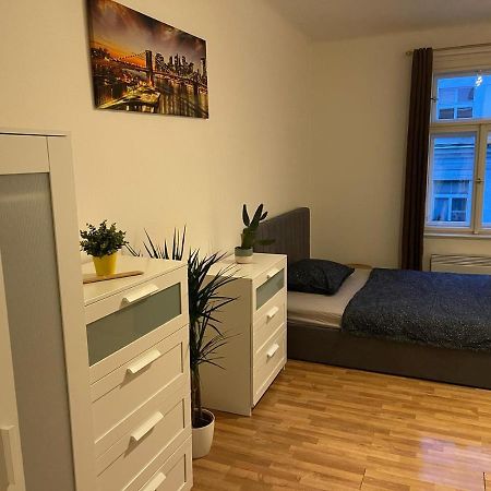 Sunlit Apartment Close To City Center Prag Exteriör bild