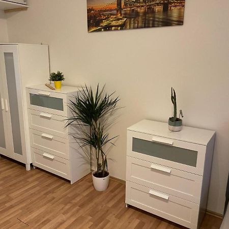 Sunlit Apartment Close To City Center Prag Exteriör bild
