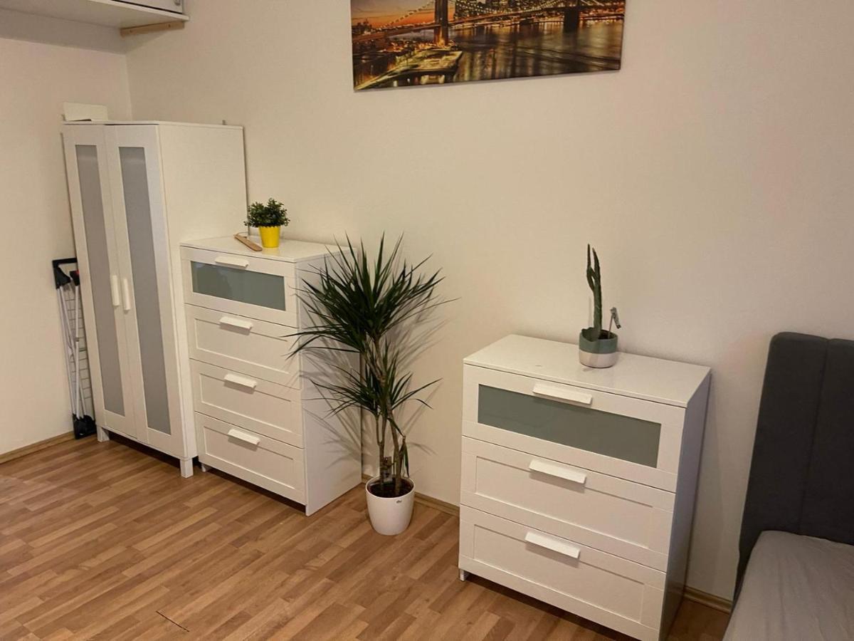 Sunlit Apartment Close To City Center Prag Exteriör bild